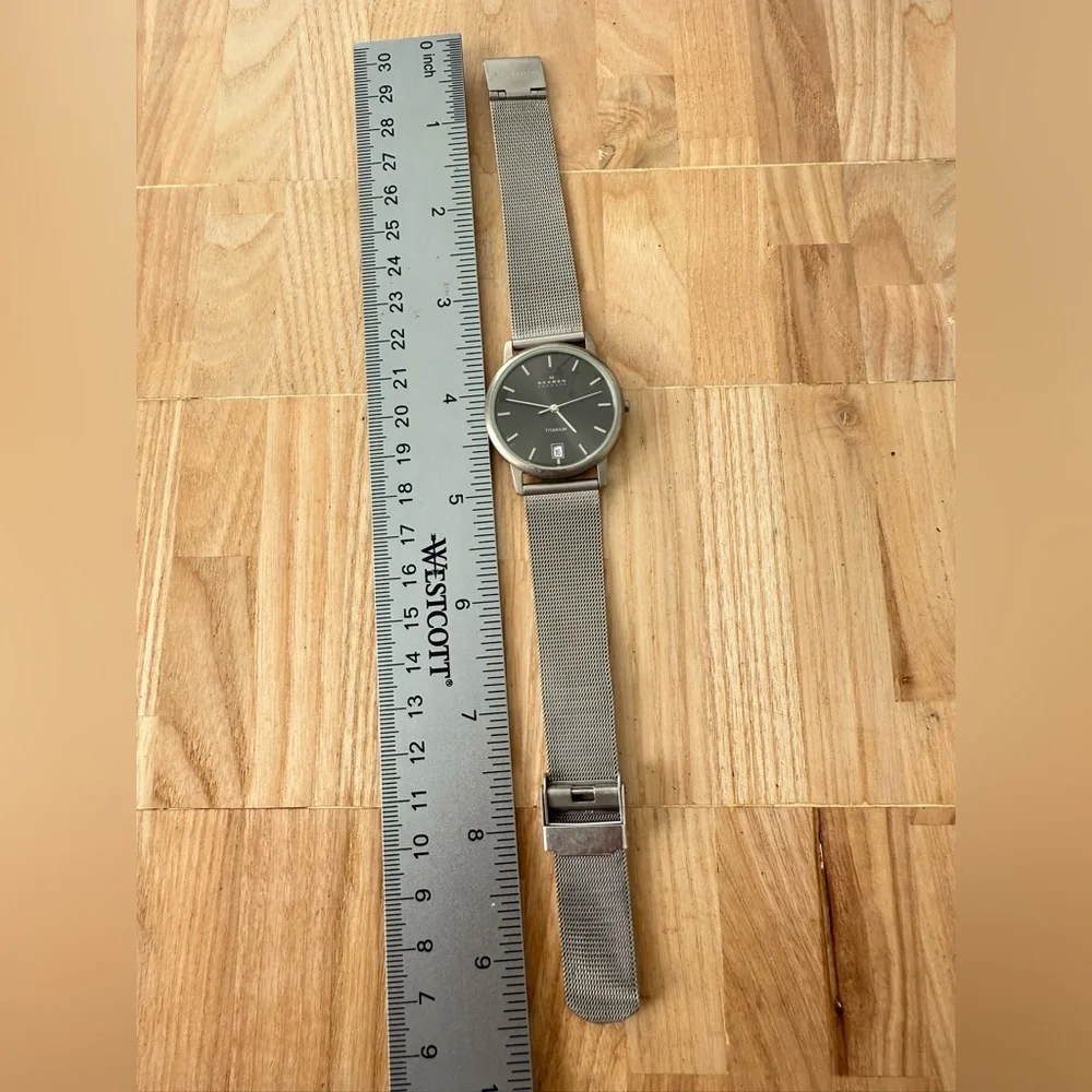 Skagen titanium black dial dress watch NEW BATTERY